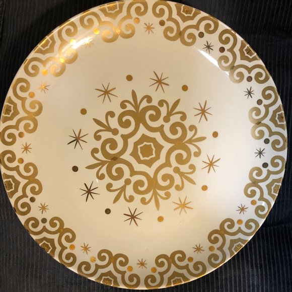 ESSENTIALS FOR THE SEASON Other - HOLIDAY 09  SNOWFLAKE & STARS  GOLD & CREAMY WHITE PORCELAIN PLATES SET OF 4